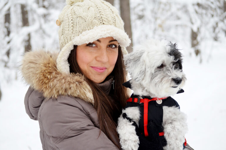 Mujer con perro en la nieve de Canadá