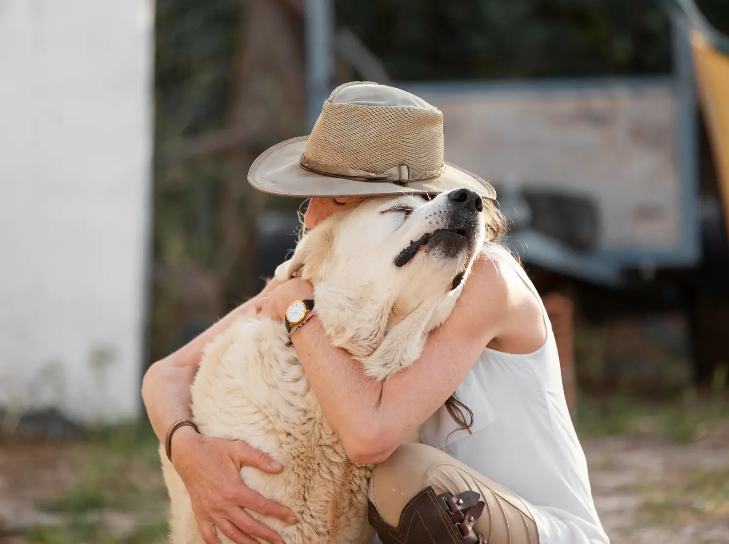 Mujer abrazando a su perro con certificado de apoyo emocional